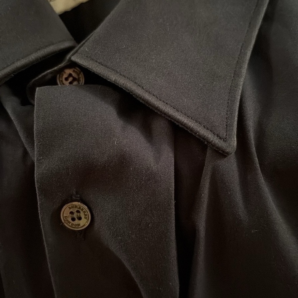 Men's dark navy blue Dress Shirt. Dark mother of pearl buttons. BURBERRY London. - Picture 5 of 17